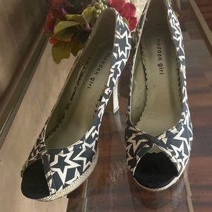 Madden Girl star fabric print pumps! Open toe! Black & tan Four-inch heel!